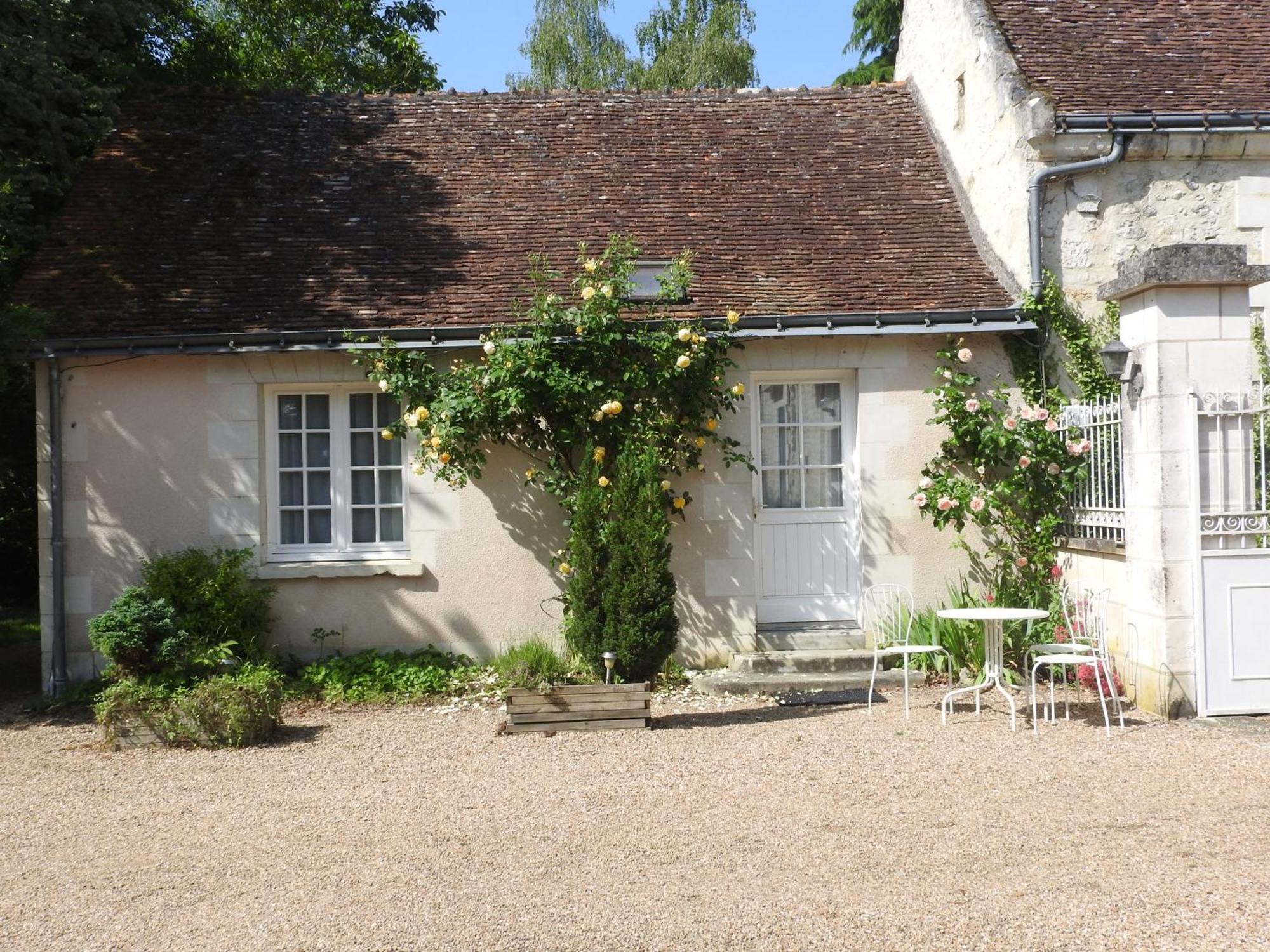 Bed and Breakfast Le Moulin De Saussaye Crouzilles Exterior foto